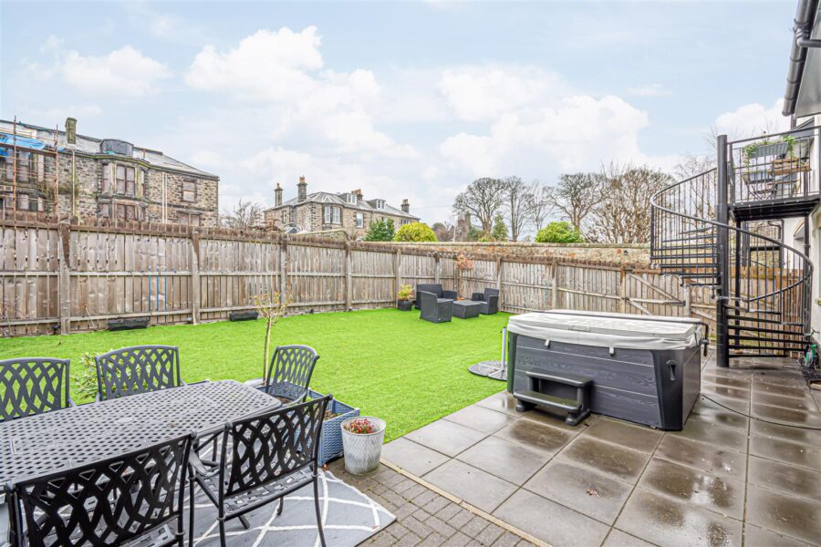 132 New Row, Dunfermline, KY12 7DW Law Solicitors & Estate Agents